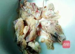 Illustration of how to make red mushroom stewed chicken 4