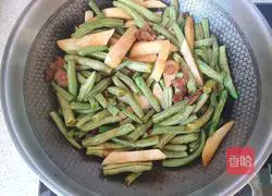 Illustration of how to make braised noodles with potatoes, beans and beans 9