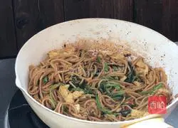 Illustration of how to make fried noodles with eggs 12