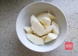 Illustration of how to make spleen-strengthening pork belly soup 5