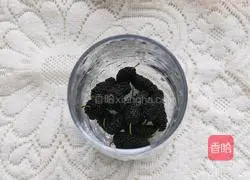 Illustration of how to make mulberry and cranberry ice drink 2