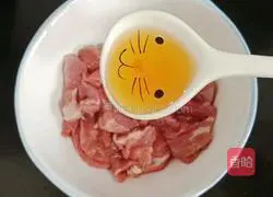 Illustration of how to make fried pork slices with lotus root and yuba 5