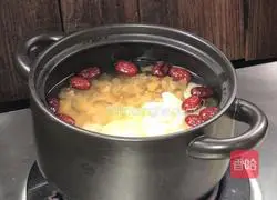 Illustration of how to make yam and white fungus soup 10