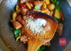 Illustration of how to cook chicken legs stewed with potatoes 13