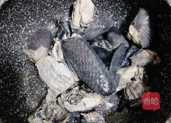 Illustration of how to make nourishing black-bone chicken and yam soup 5