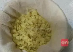 Illustration of how to mix ginger with milk 2