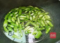 Illustration of how to make asparagus and scrambled eggs 6