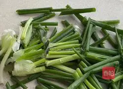 Illustration of how to make noodles with scallion oil 3