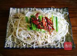 Illustration of how to make mung bean sprouts in oil 4