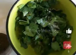 Illustration of how to make coriander and egg soup 3