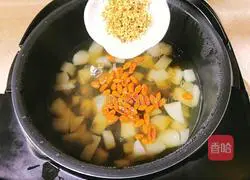 Illustration of how to make peach gum stewed with snow pear 9