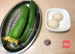 Illustration of how to make loofah and egg soup 1