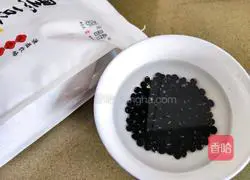 Illustration of how to make black bean, walnut and peanut drink 2