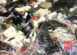 Illustration of how to make wolfberry kelp and egg soup 7