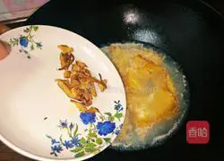 Illustration of how to make ginger and egg soup 7