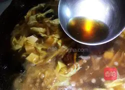 Illustration of a nutritious new way to eat instant spicy spicy soup 12