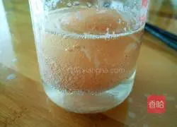 Illustration of how to make egg drink soaked in vinegar 5