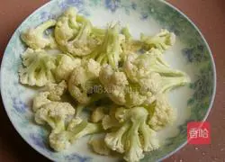 Illustration of how to make cauliflower slices 5