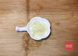 Illustration of how to make loofah and egg soup 2