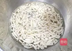 Illustration of how to make luffa and fungus soup 4