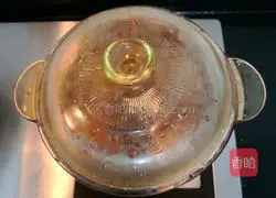 Illustration of how to make peach gum, red dates and lily soup 10