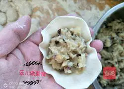 Illustration of how to make snapper and mushroom dumplings 10