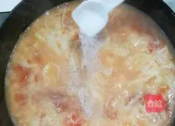 Illustration of how to make tomato and egg drop soup 6