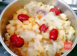 Illustration of how to make cantaloupe and white fungus soup 10