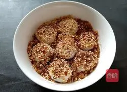 Illustration of how to make sesame rolled golden dumplings 17