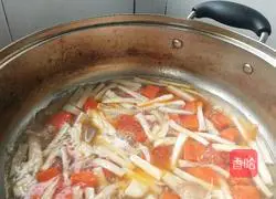 Illustration of how to make king oyster mushroom and egg soup 3