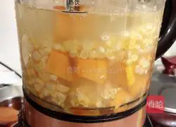Illustration of how to make sweet pumpkin corn juice 6