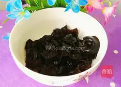 Illustration of making fungus, tofu, tomato and beef bone soup 8