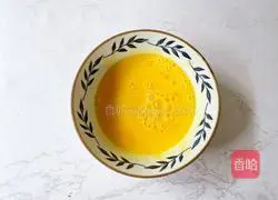 Illustration of how to make egg and mushroom soup 2