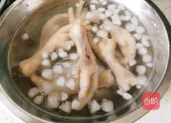 Illustration of how to make boneless spicy and sour chicken feet 4