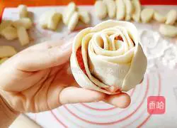 Illustration of how to make pork rose steamed buns 17