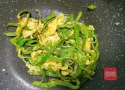 Illustration of how to make fried eggs with green pepper 5