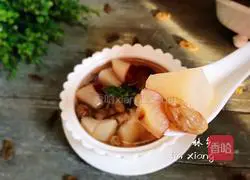 Illustration of how to make fresh peach rock sugar water 12