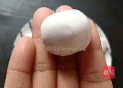 Illustration of how to make sesame rolled gold balls 8