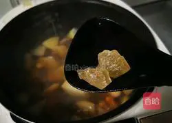 Illustration of how to make peach gum, Sichuan scallops and pear stewed 9