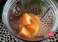 Illustration of how to make cantaloupe juice 3