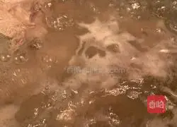 Illustration of how to make big stick bone and bamboo shoot soup 7