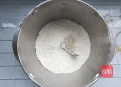 Illustration of how to make pork and beans stuffed buns 3