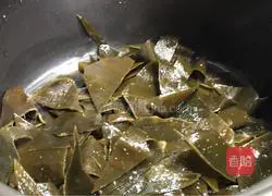 Illustration of how to make wolfberry tofu and kelp soup 1