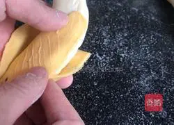 Illustration of how to make banana buns 16