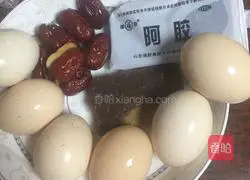 Illustration of how to make donkey-hide gelatin, red dates, egg and sugar water 1