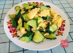 Illustration of how to make cucumber and scrambled eggs 8