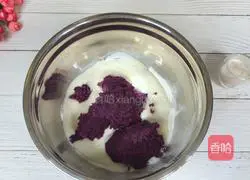 Illustration of how to make red date yogurt and purple sweet potato cake 8