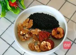 Illustration of how to make red dates, walnuts and black sesame paste 1