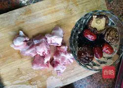 Illustration of how to make black bean, mushroom and pork ribs soup 2