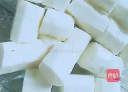 Illustration of how to make barley, red bean, glutinous rice, poria, yam and bone soup 3